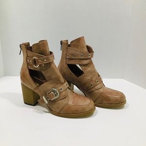 Oli Jolimall New Ankle Grommet Boots Size 6